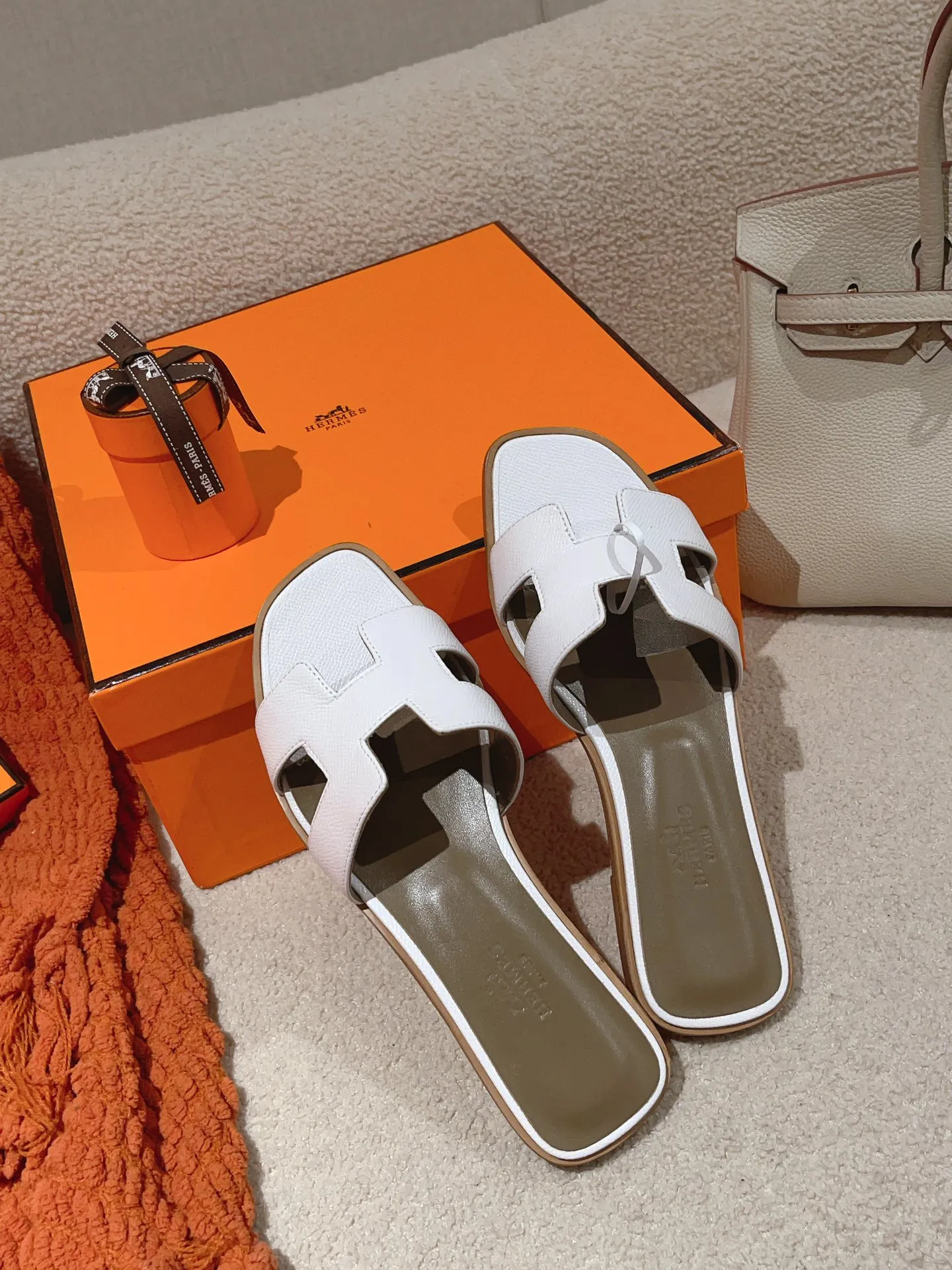 👟👟Ex-factory price 440👟👟 Hermes Hermes H slippers Oasis sandals series——————————Fashionable and versatile Super comfortable Every detail is made to the extreme Original swift calfskin Original 1:1 exclusive private mold upper/original leather outsole ▪️Packaging: Each pair of shoes comes with packaging ▪️SIZE: 35~42 (.40.41.42 customization is non-refundable and non-exchangeable)